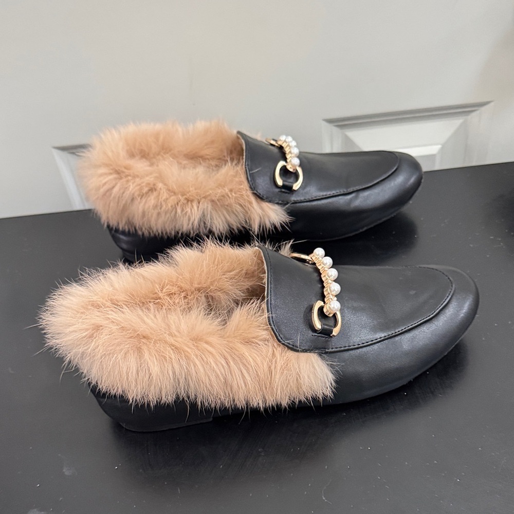 Chic Black Loafers with Tan Fur Trim - Picture 8 of 9